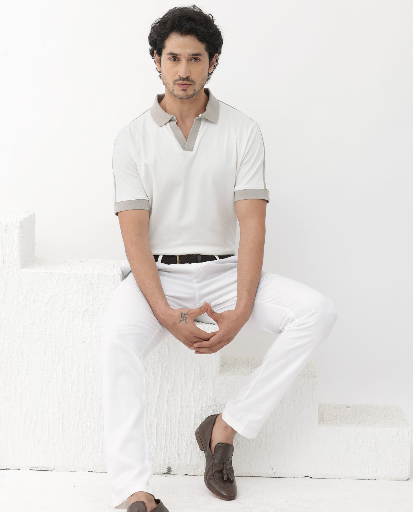 Rare Rabbit Mens Geller White Cotton Fabric Short Sleeve Solid Regular Fit Polo T-Shirt
