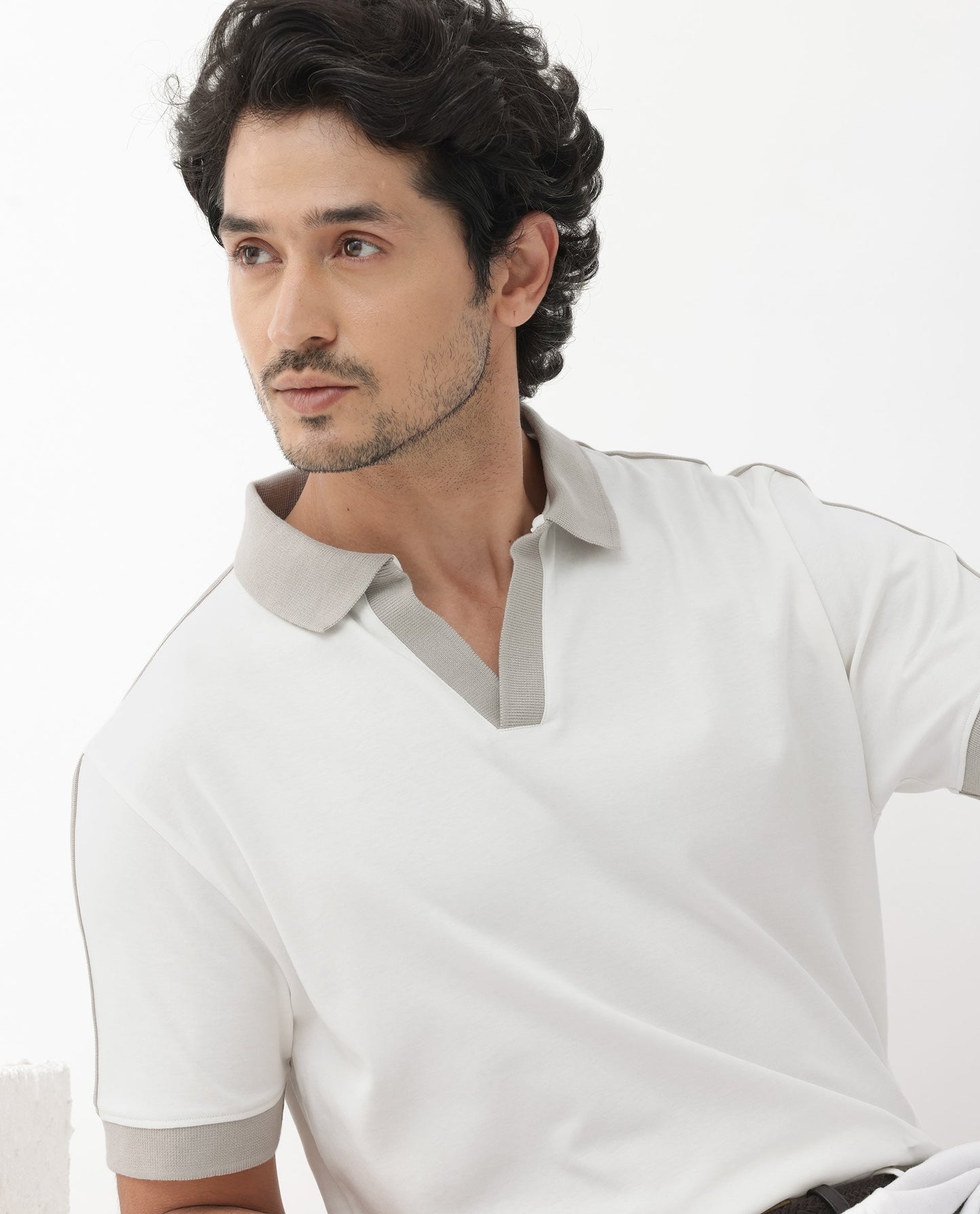 Rare Rabbit Mens Geller White Cotton Fabric Short Sleeve Solid Regular Fit Polo T-Shirt