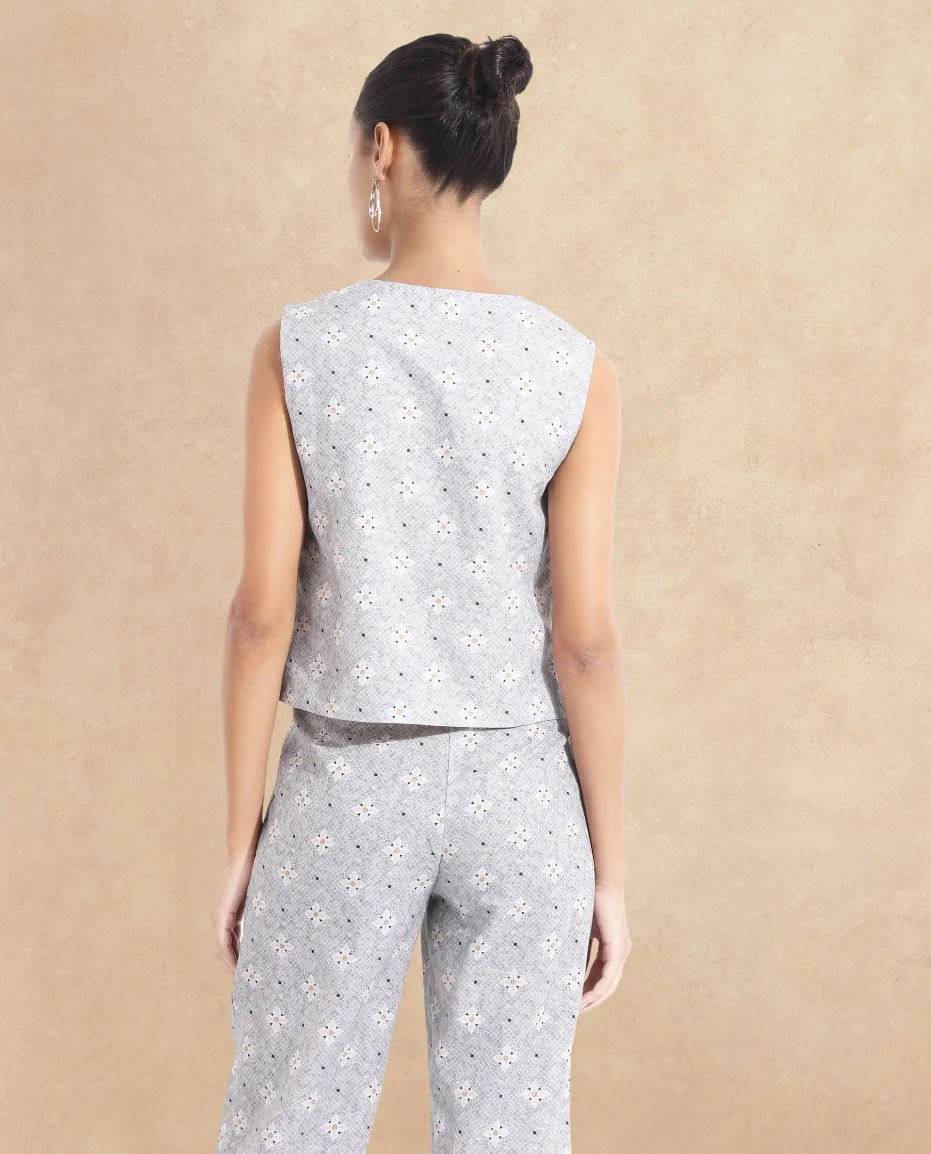 Rareism Women Lavia Light Grey Sleeveless V-Neck  Cropped Floral Print Top