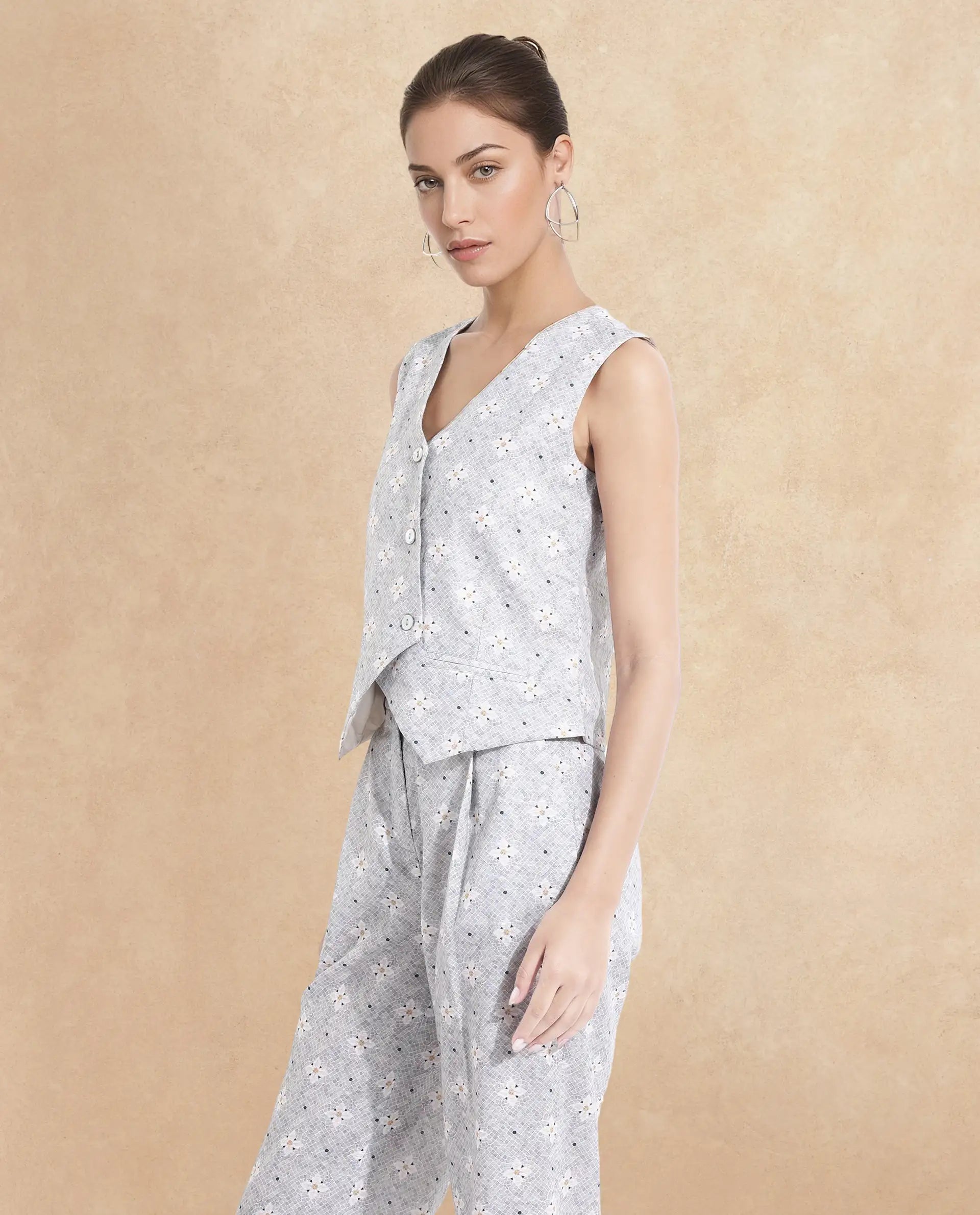 Rareism Women Lavia Light Grey Sleeveless V-Neck  Cropped Floral Print Top