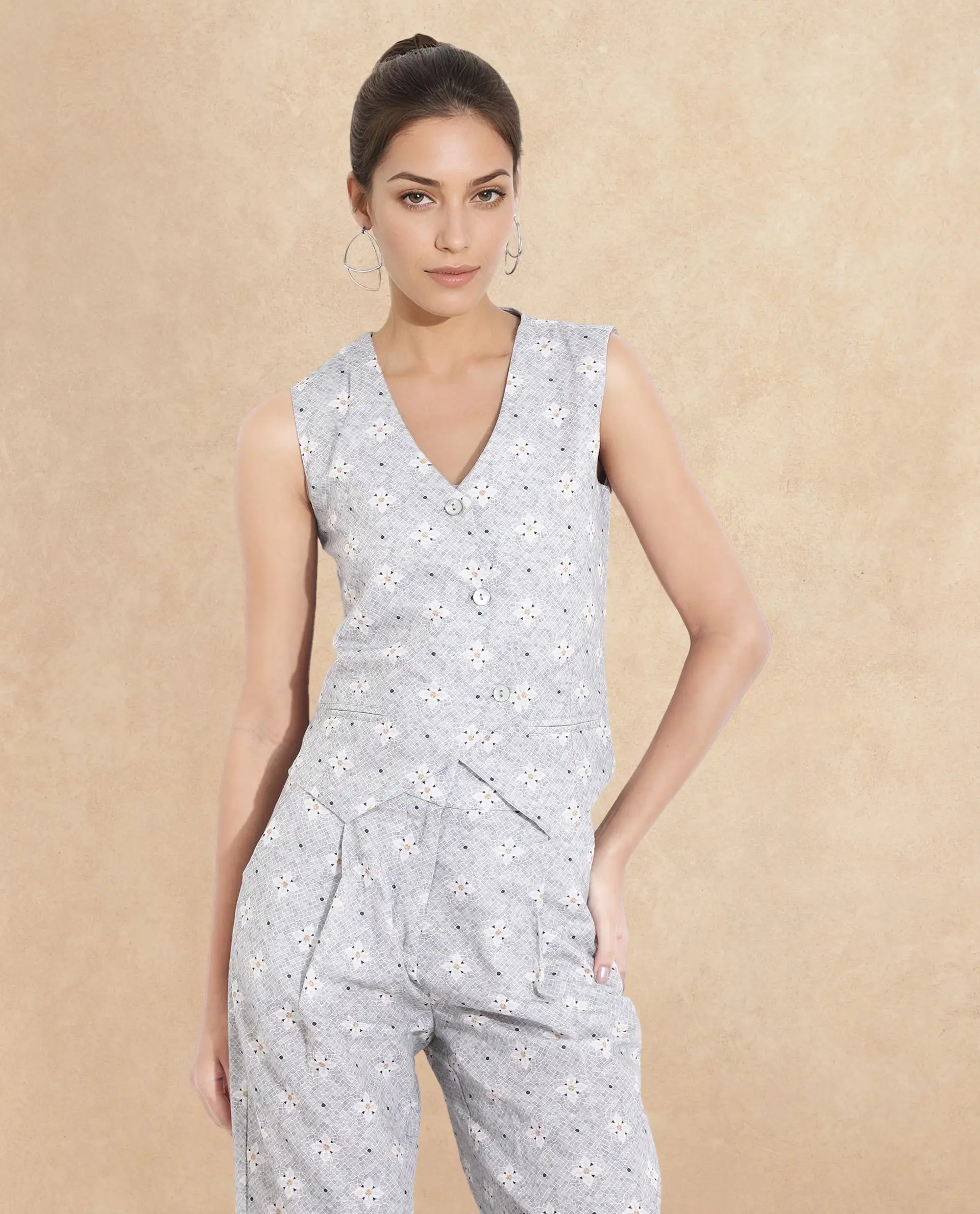 Rareism Women Lavia Light Grey Sleeveless V-Neck  Cropped Floral Print Top