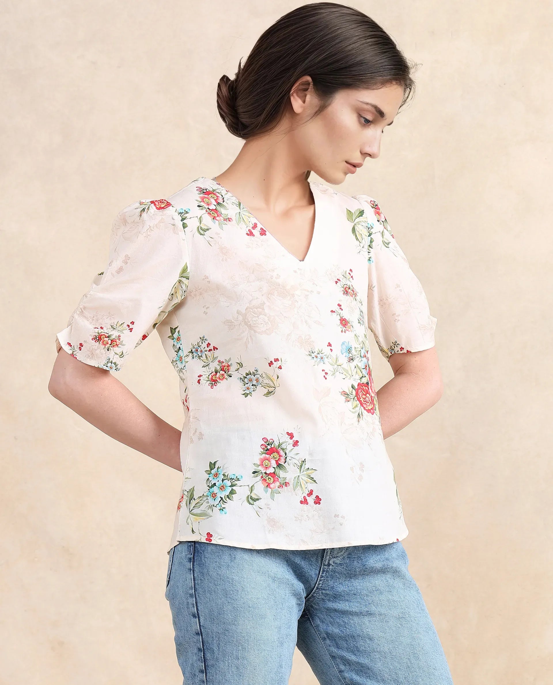 Rareism Women Zamora Multi Bell Sleeves V-Neck  Cropped Floral Print Top